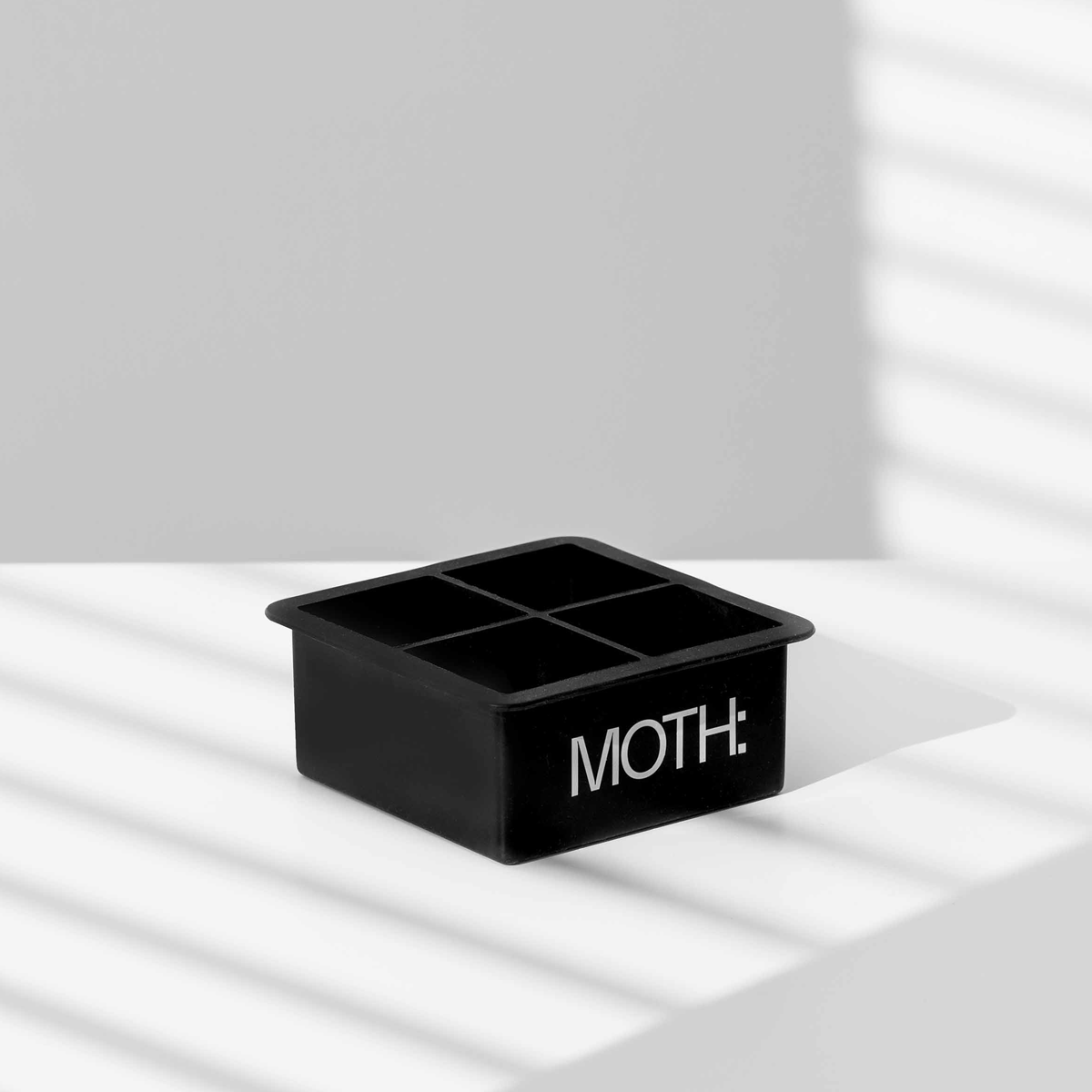 http://mothdrinks.com/cdn/shop/products/MOTH-Ginat_Ice_cube_tray_Cocktails.png?v=1659540929